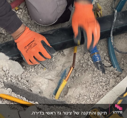 עבודת התקנה עם כלי עבודה וצינורות באתר בנייה